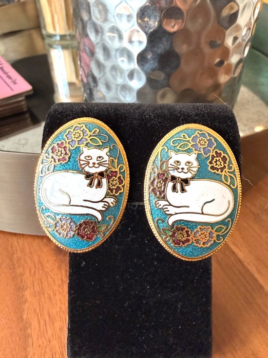 Vintage Jewelry - White Cat Cloisonne Clip on Earrings